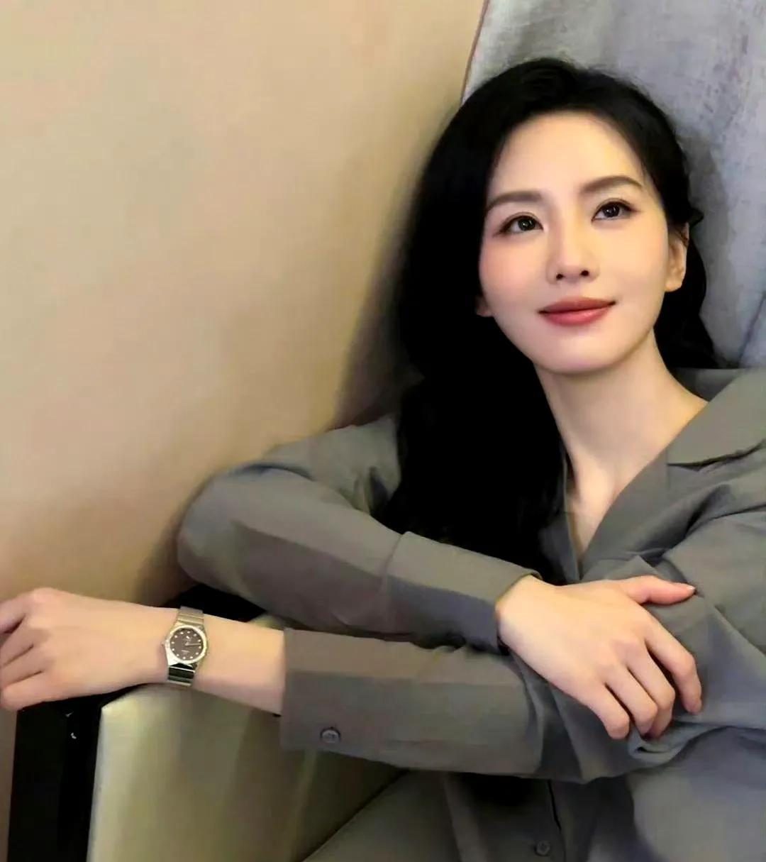 #刘诗诗#慵懒午后，于角落寻一处静谧。浅棕系穿搭晕染温柔，腕间腕表轻诉时光故事，