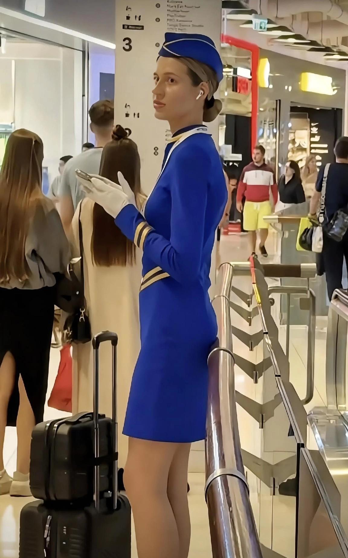 这是爱沙尼亚航空的空姐。
爱沙尼亚航空的制服融合了波罗的海文化与现代时尚，这套造