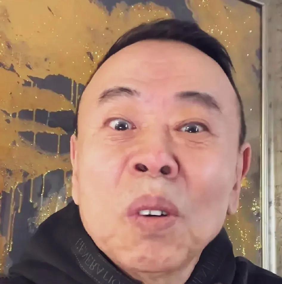 潘长江年轻时面部轮廓圆润柔和，感觉非常平易近人，现在年龄大了瘦了不少看着表情有点