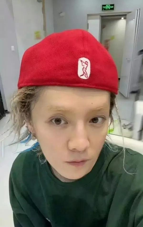 鹿晗为啥现在喜欢染成黄毛，眉毛都染了？就算精神小妹喜欢精神小伙，但精神小妹也不会