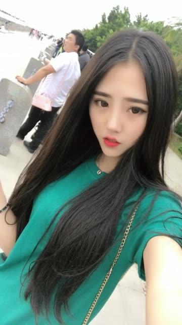 笑话：值班医生是一年轻姑娘。一壮汉来看病。值班医生问：“哪里不舒服？”，壮汉：“