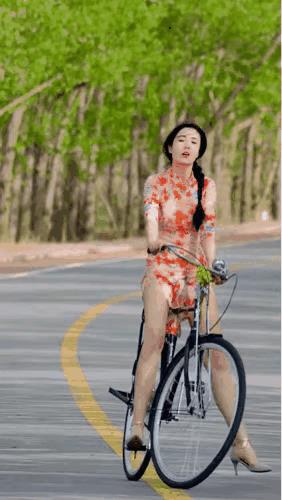 说实话，这样的自行车“二八大杠”买不到了，小时候骑着这样的自行车上学，很威风～