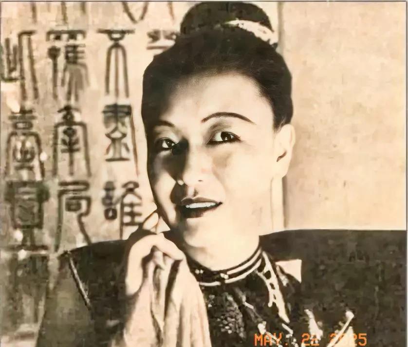 她是抗战年代著名的话剧演员，是“上海艺术剧社”的台柱子，更是早就加入共产党的红色