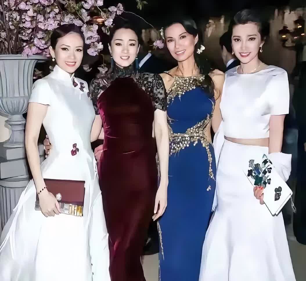 这张合影认出了章子怡，认出了巩俐，就是没认出右边那个白色裙子的是谁，你们认出来了