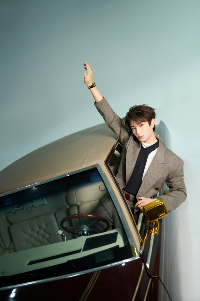 丁禹兮星光大赏出图 矜贵又雅痞 
给男神全宇宙不解释