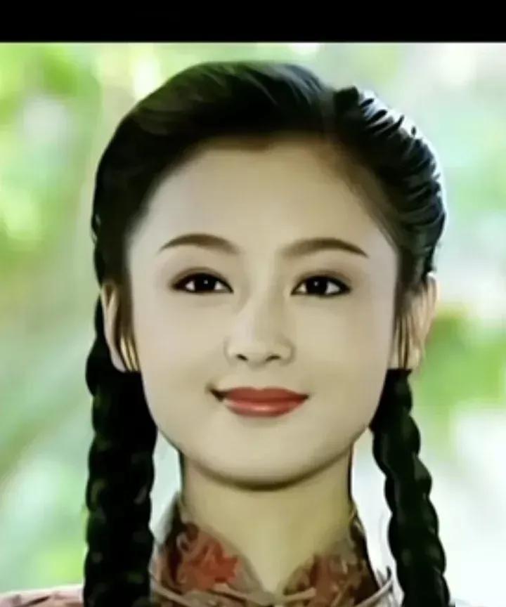 这么一看，年轻的陈红真的没有多好看，方块脸，又大又方，塌鼻子，额头也不好看，下嘴