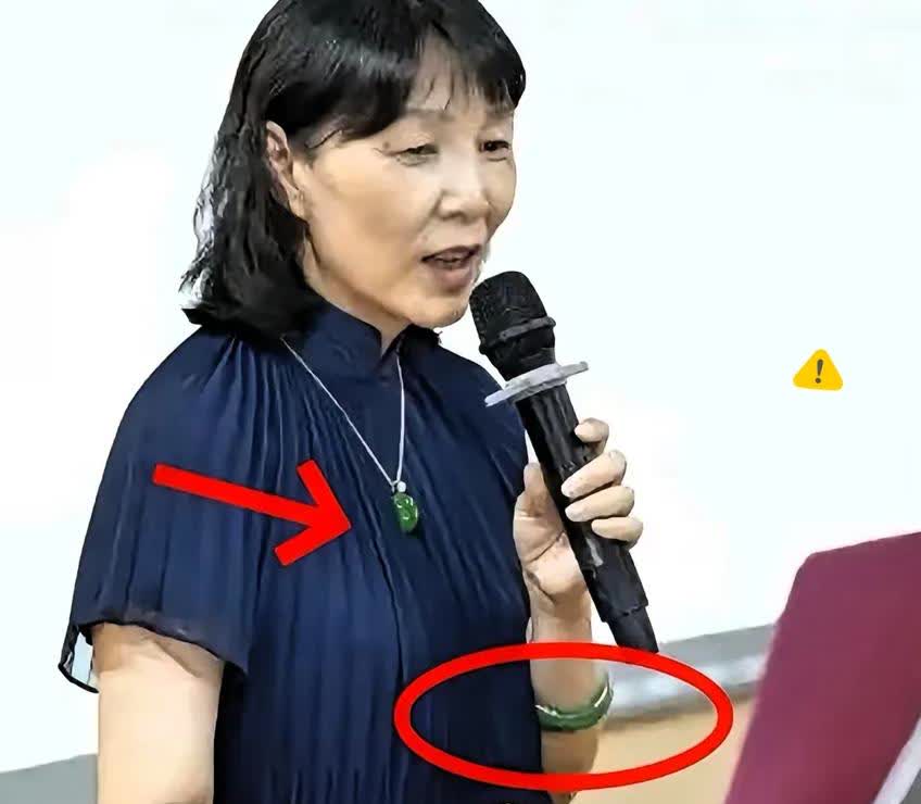 看了杜建英身上的首饰

才知道什么叫做真正的老錢风！

毕竟她一个手镯就