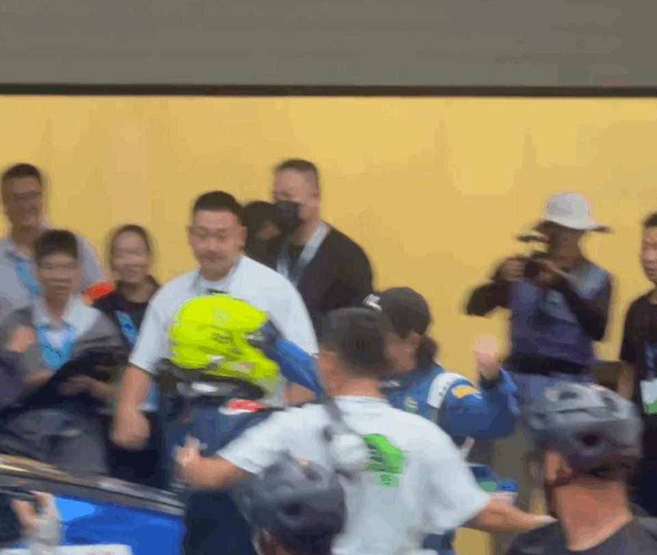 看一博有多激动
激动多抱住了队友哈哈
来自于一博爱的抱抱