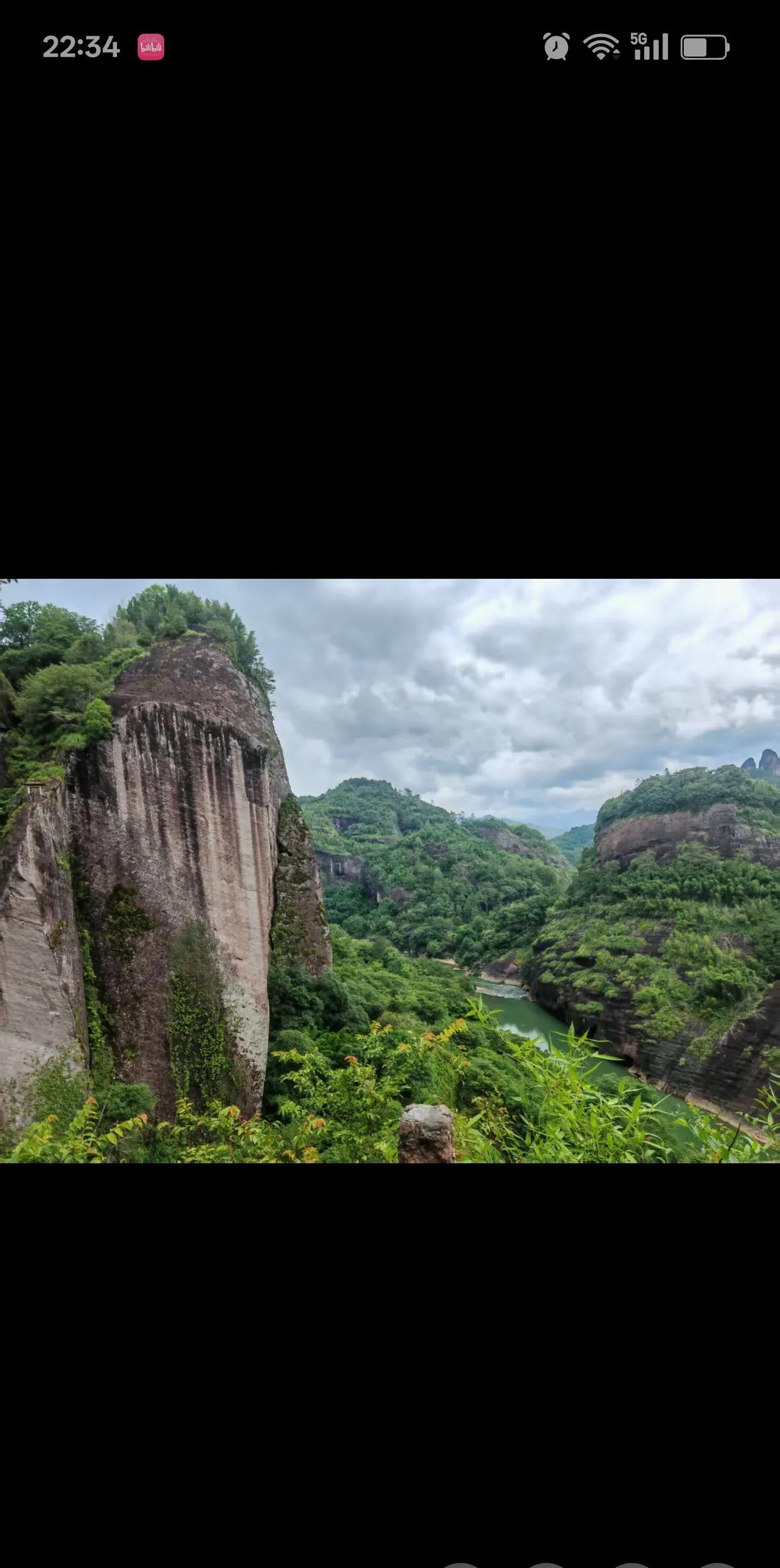 喜欢爬山，为的是登高望远，呼吸山中清新空气。也喜欢背包独行在空旷的乡间，亲近大自