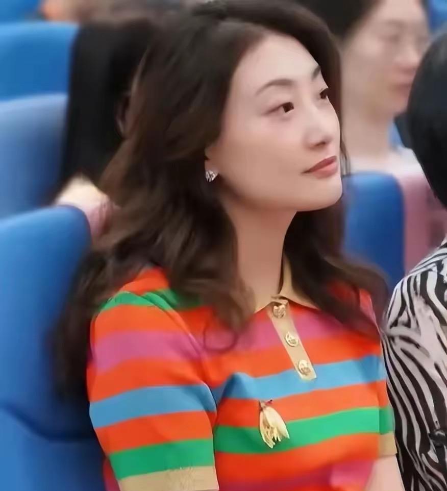 6月12日，宗馥莉亮相职代会，一改往日低调，Gucci彩虹裙惊艳众人，瘦身成功颜