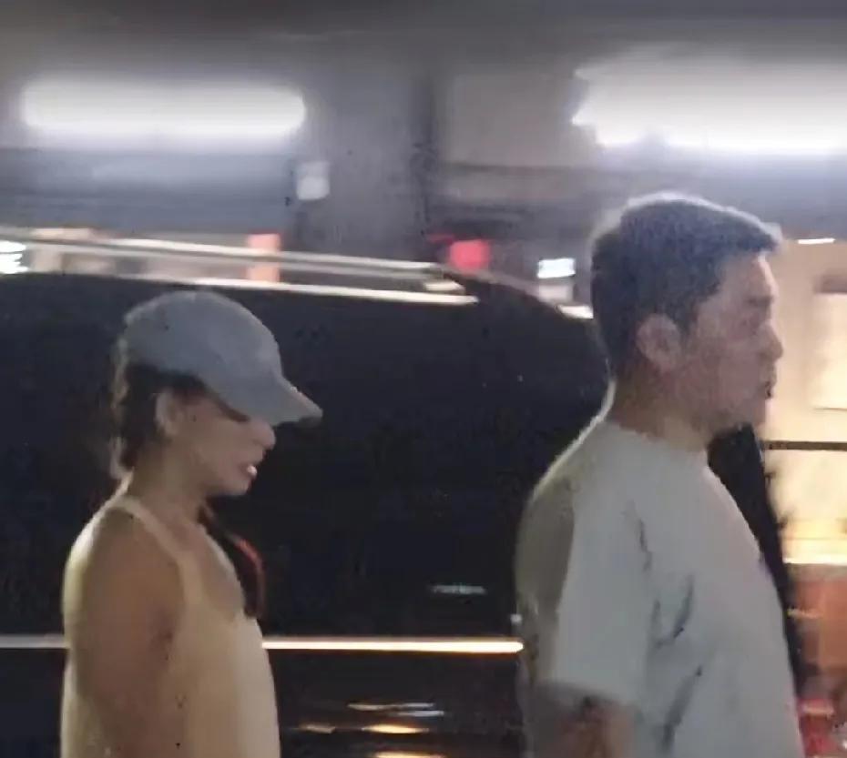 相信美女的眼光，这人看起来很稳妥呀
前两天有网友偶遇殷桃和素人男友出门吃饭，吃完