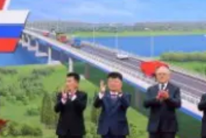 两个邻居在图们江新修的公路桥太低了，这可能影响咱们的船只从图们江入海。也许有人说