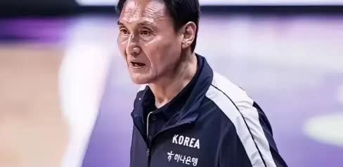你说这韩国男篮教练轴不轴？都被咱们淘汰出局了，愣是不急着回韩国，蹲在半决赛赛场看