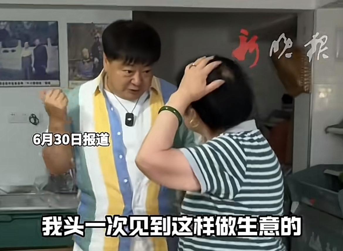 龙井村144号茶馆可以关门了！
洪剑涛还是个公众人物，旁边跟着摄像，这个店家还这
