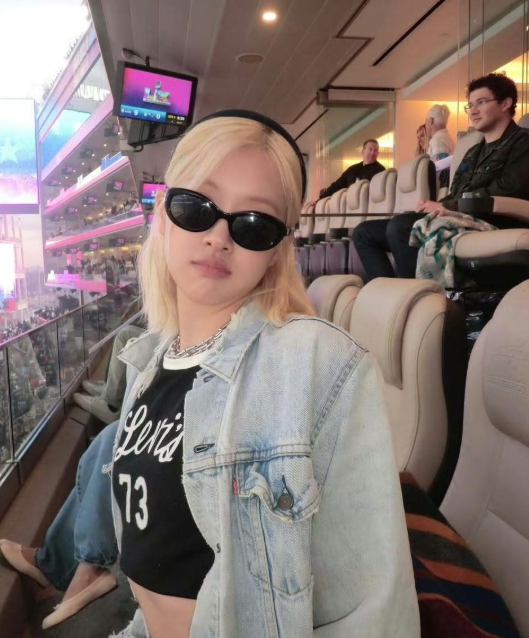 朴彩英现身超级碗现场观赛