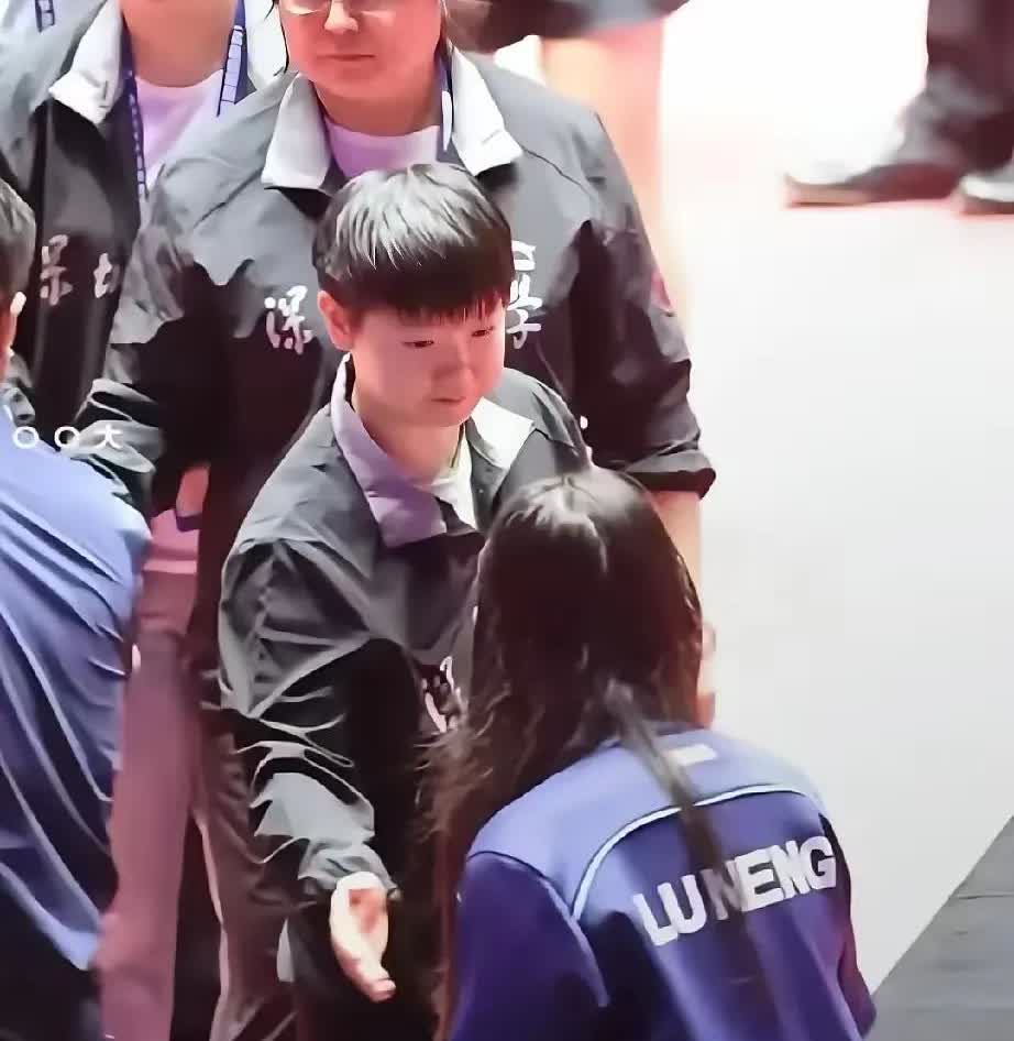 输也输得这么飒

她用三连鞠躬把自己送上热搜

深圳赛场1:3落败，孙颖