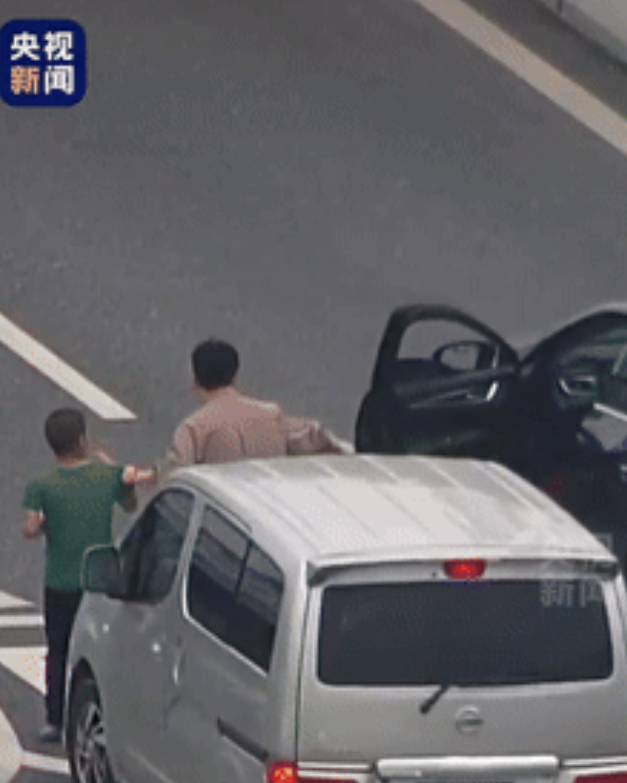 “火到央视了！”安徽合肥，一10岁男孩不小心闯入高架桥，独自奔跑在车流中非常危险