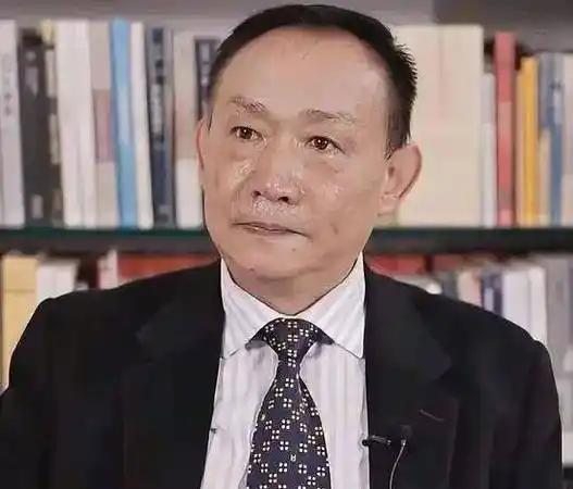 [月亮]卢麒元教授近日称：美国对中国已经构不成威胁了，美军对中国是没有意义的，美