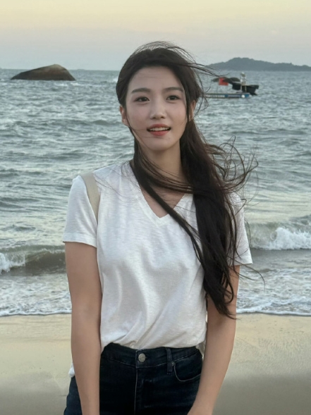 好有氛围感的卢昱晓，太美了。