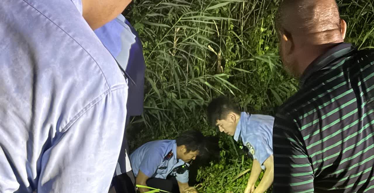 暴雨夜三轮车侧翻坠入深沟 警民合力救助被困老人
大皖新闻讯前几日的暴雨中，位于