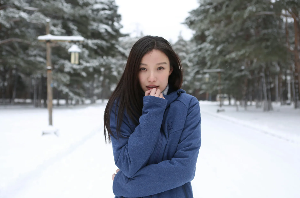 雪中的倪妮，清新美丽，气质文艺！