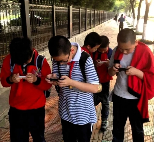 现在的老师真的太难了。玩手机被没收的学生，家长来投诉了，老师也只能干着急，心里无