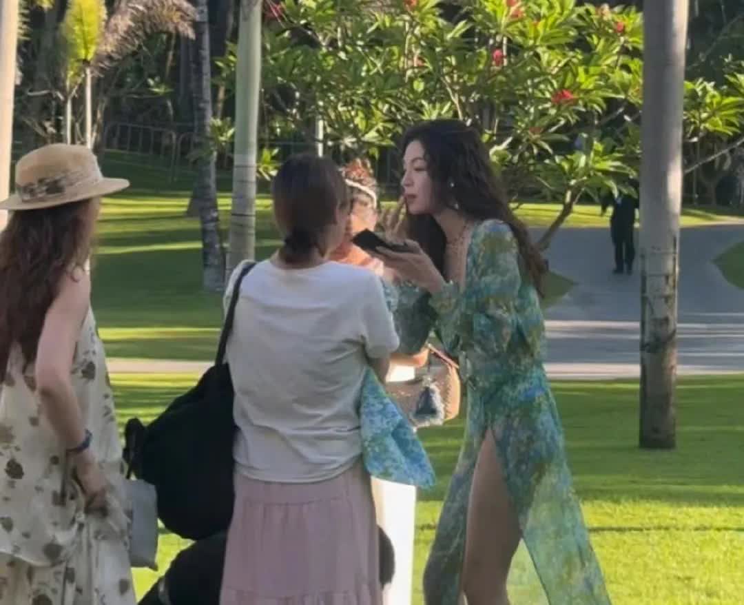 看了这张照片才知道
要么是女明星呢
就是跟普通人有天壤之别
身材又好长得又
