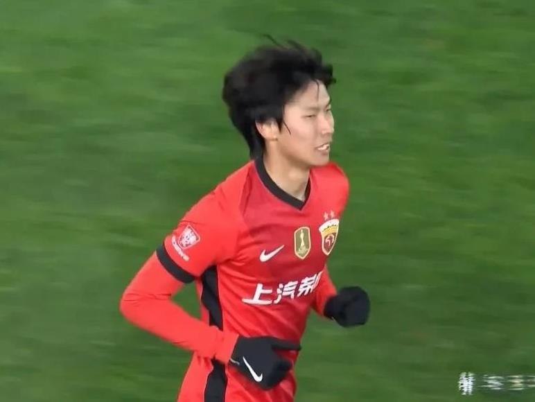 上海海港艰难逼平青岛西海岸…这样的标题在往年的中超几乎是不可能出现的，上海海港在