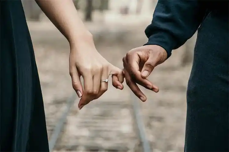 今天早晨，我刚刚起床，我们小区刚结婚两年的小夫妻吵架了，仔细一打听，才知道，是因