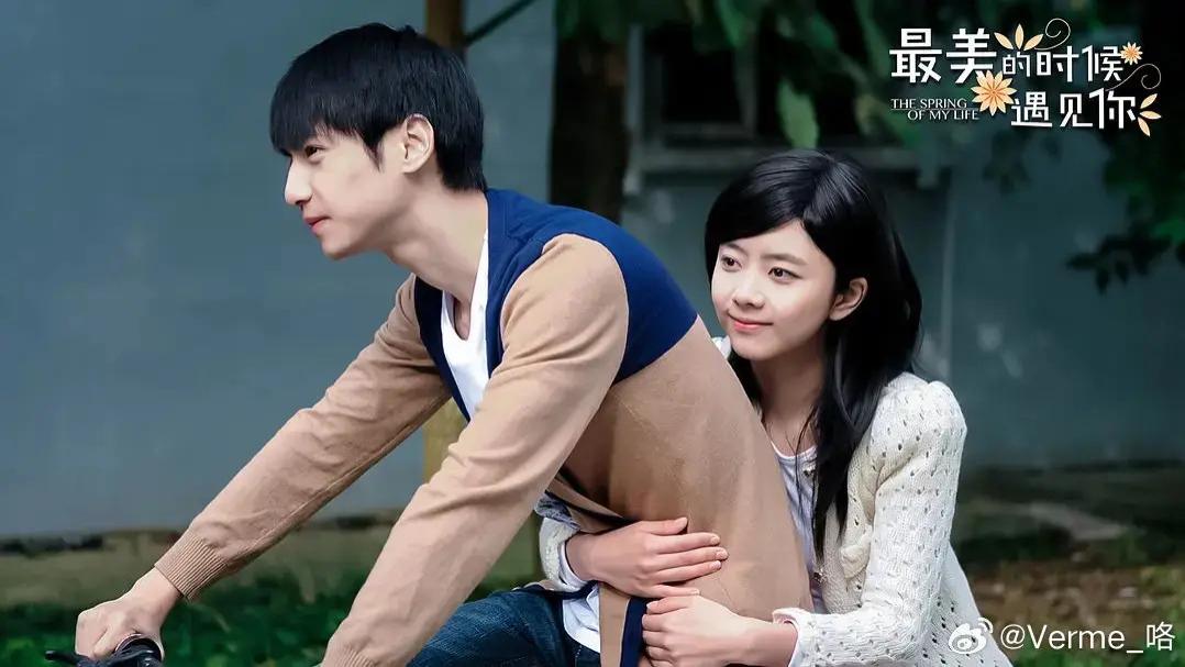 罗云熙谭松韵春晚重逢，一白一红演绎巴蜀风情，十年之约感动全网