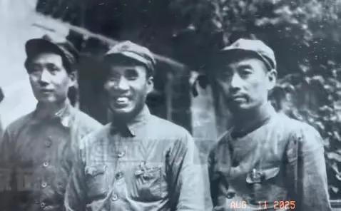 珍藏版历史照片。
难得一见的照片，数风流人物，还看朱毛周，金沙水怕云崖暖，唯有朱