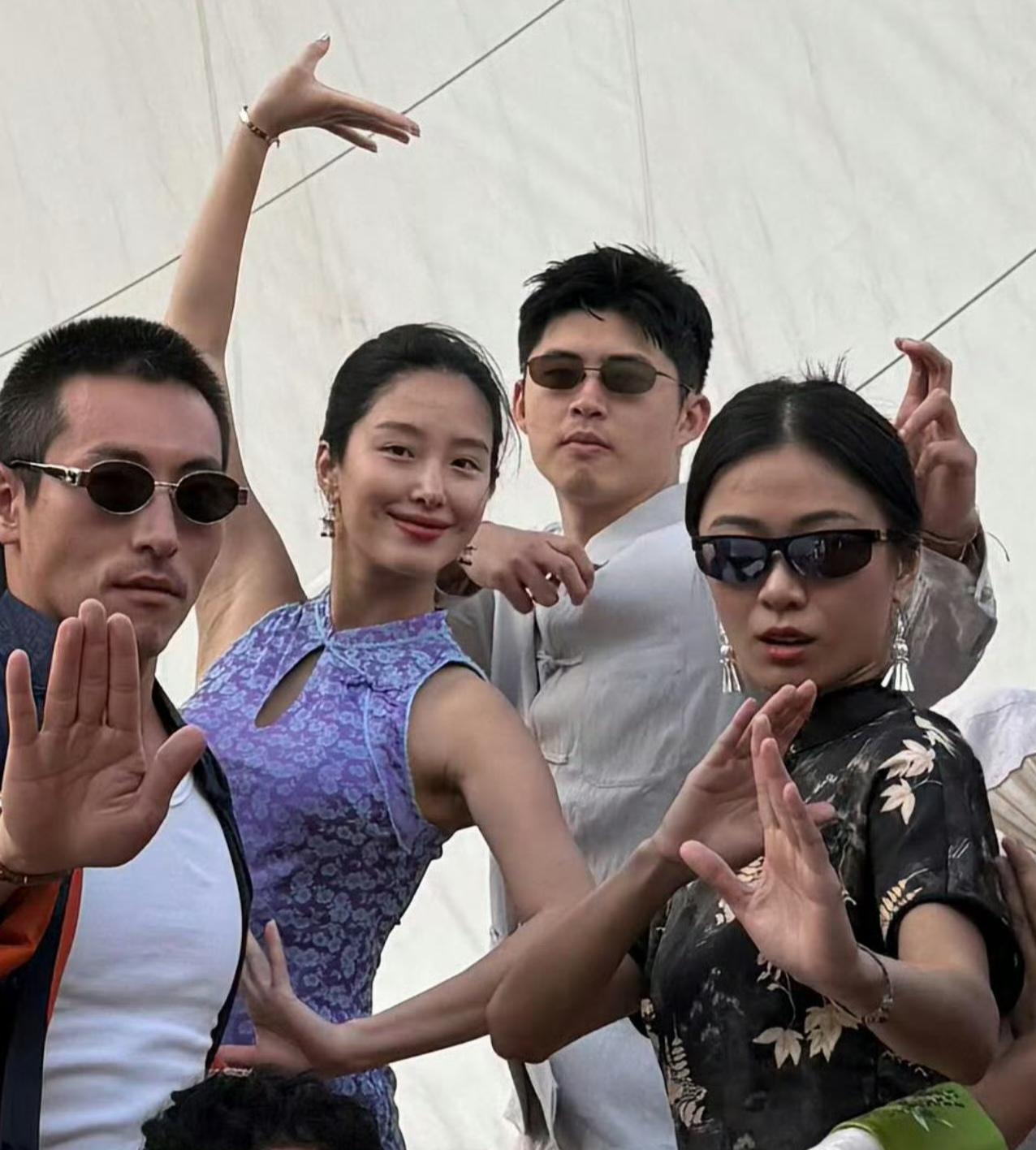 杨采钰首晒与老公合照。她生孩子后迟迟没有得到名分，估计现在是急了，先曝光老公正脸
