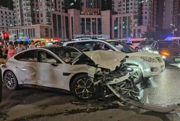 近日，郑州一小米SU7撞上多辆汽车、电动车，所幸没有人员死亡，只有部分人员受伤。