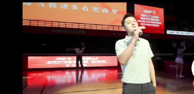 张继科全民乒乓球争霸赛开赛了！
开幕式上，他唱了一首歌《夜空中最亮的星》。
张继