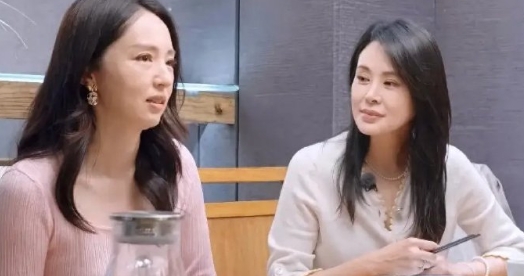 46岁的关悦与45岁的董璇同框，果然被老公宠着的女人满脸幸福！