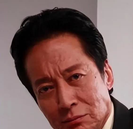 方刚义子王翰祥说
义父一辈子未婚未育，但收养了7个义子，他最疼爱我了，和我生活