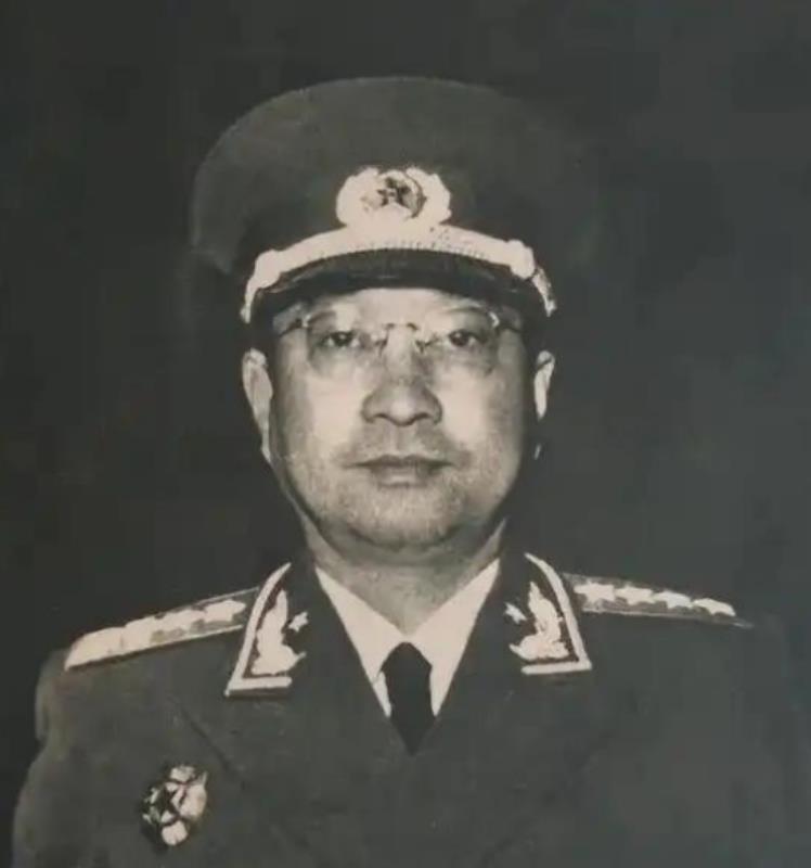 1955年9月27日授衔仪式上，当毛主席走到陈赓面前时，说：“你陈赓当大将了，跟