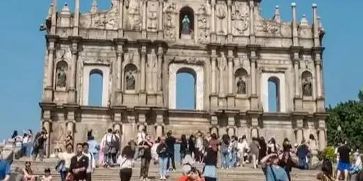 我国澳门地区的居民开心的快要疯了，
因为澳门政府要给当地的居民每人发放 1 万澳