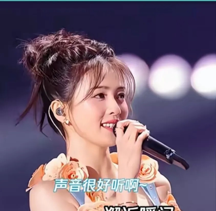你们看范丞丞的嘴角，一直在笑然后收笑然后收[比心][捂脸]因为他们俩是关系很好的