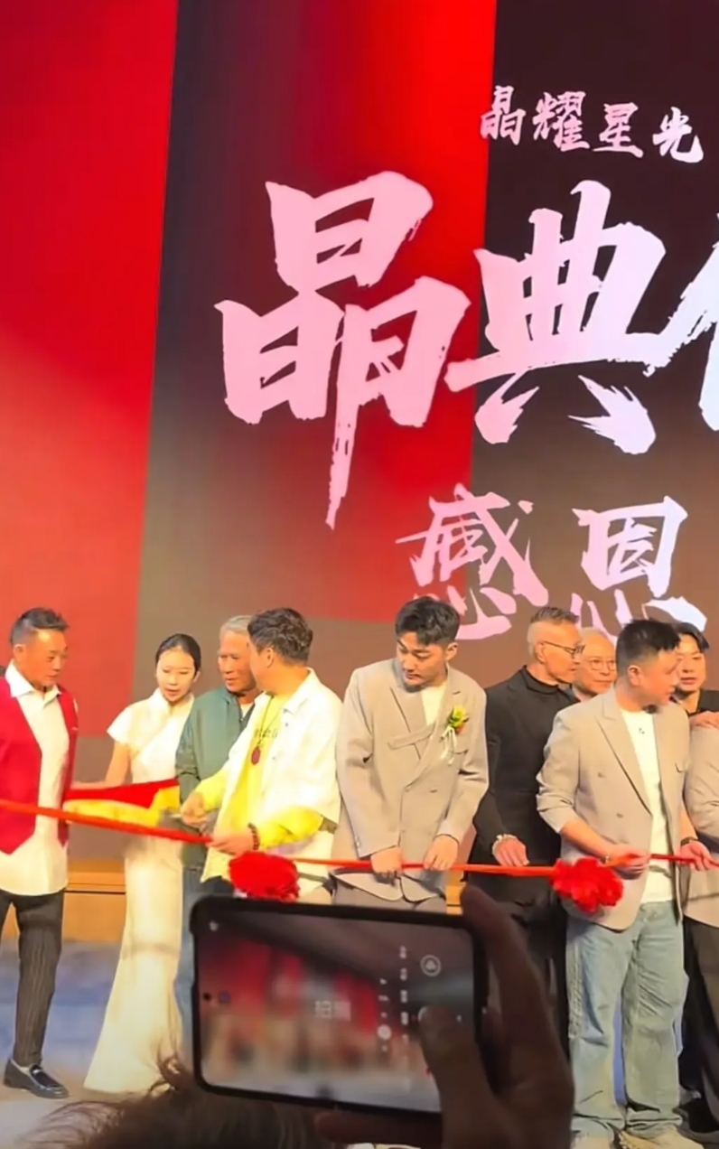 王晶深圳晶典传媒开业，当天剪彩嘉宾，最知名的除了王晶，就是向佐，熟悉的大咖没有一
