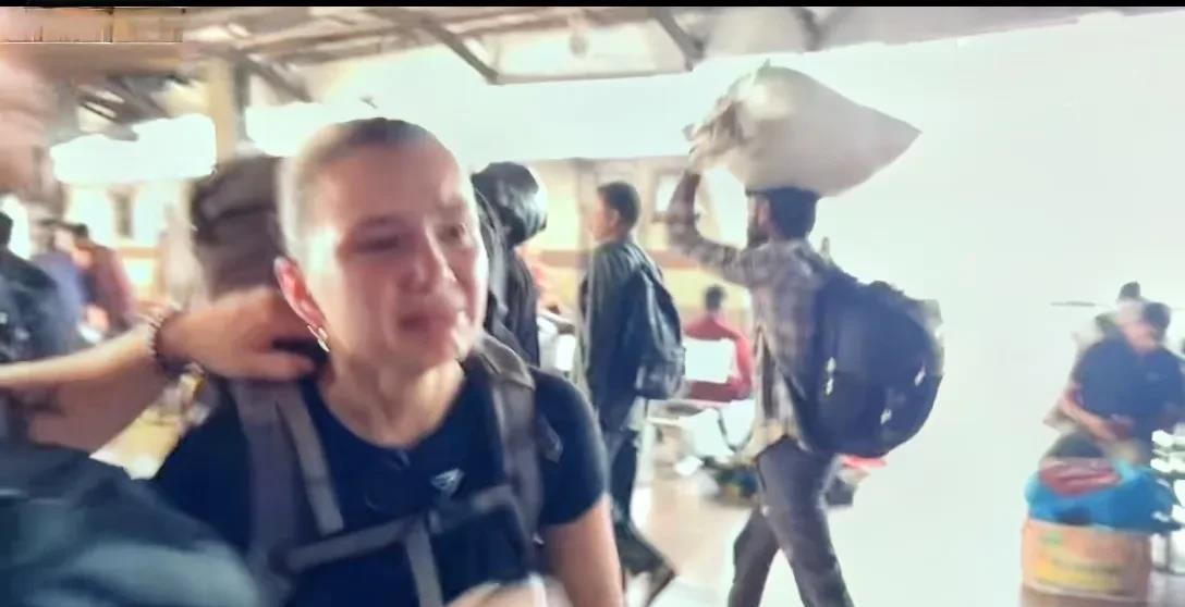 那个吐槽中国的英国网红在印度崩溃啦！

英国的一位女性旅行博主刚到中国时，就
