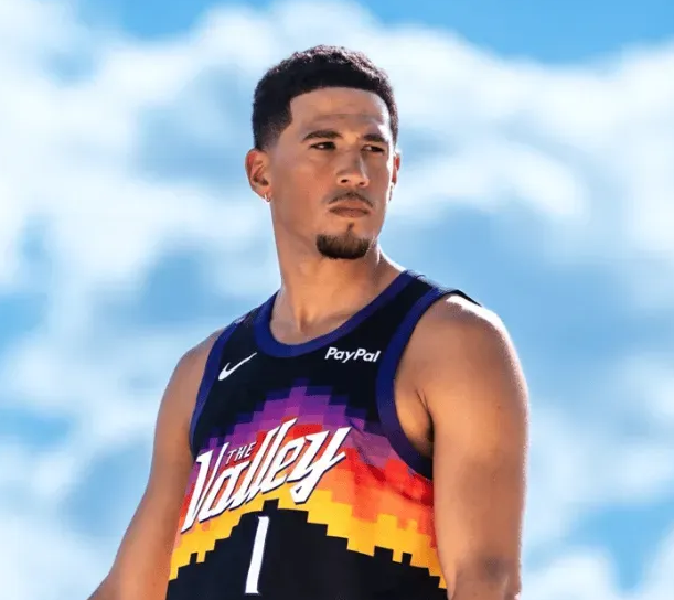 太阳主帅乔丹-奥特今日赛前接受了采访，谈到了德文-布克赛季至今的表现。
奥特赞道