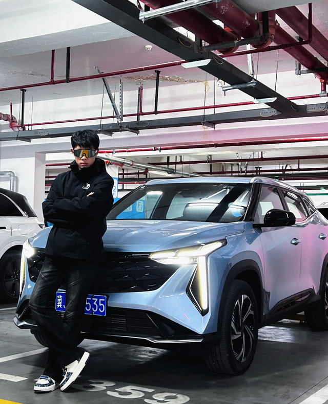 买了一个月了开了五百公里吧
确实很帅，但是24款没有前贯穿灯了，感觉没有灵魂了，