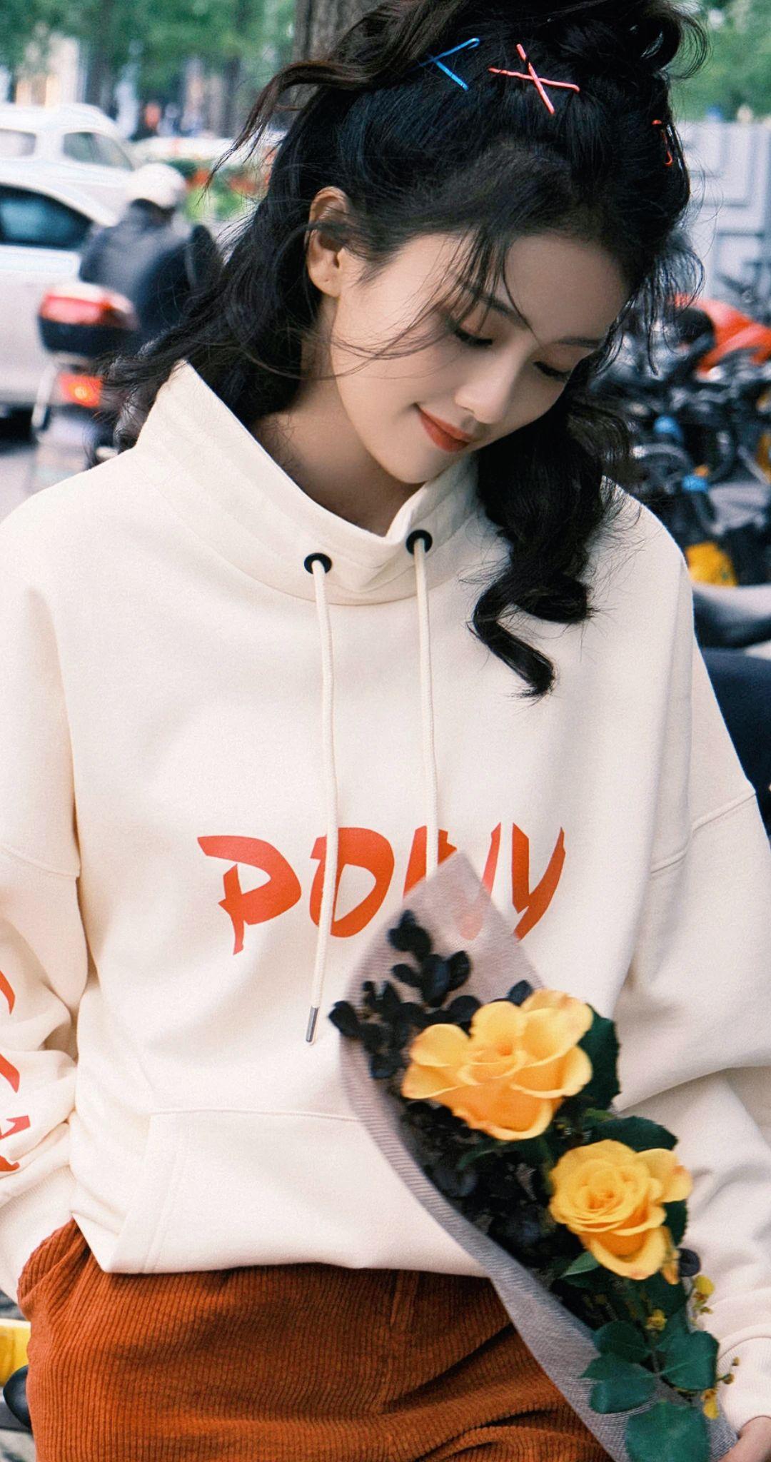 浅笑安然，手持鲜花，如白鹿般轻盈灵动，宛在水中央。