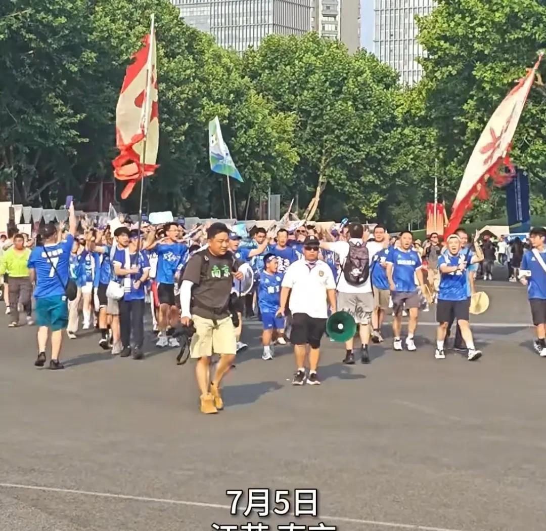 苏超焦点战，今晚南京队要赢啊！
比赛开始前球迷入场，国足都没有这待遇。
一群穿着