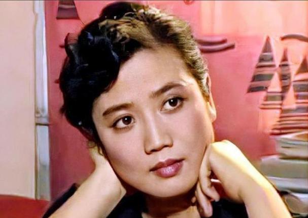 70岁的李秀明，曾是红极一时的影坛巨星，离婚后与影迷程久实再婚，携手创办“大家宝