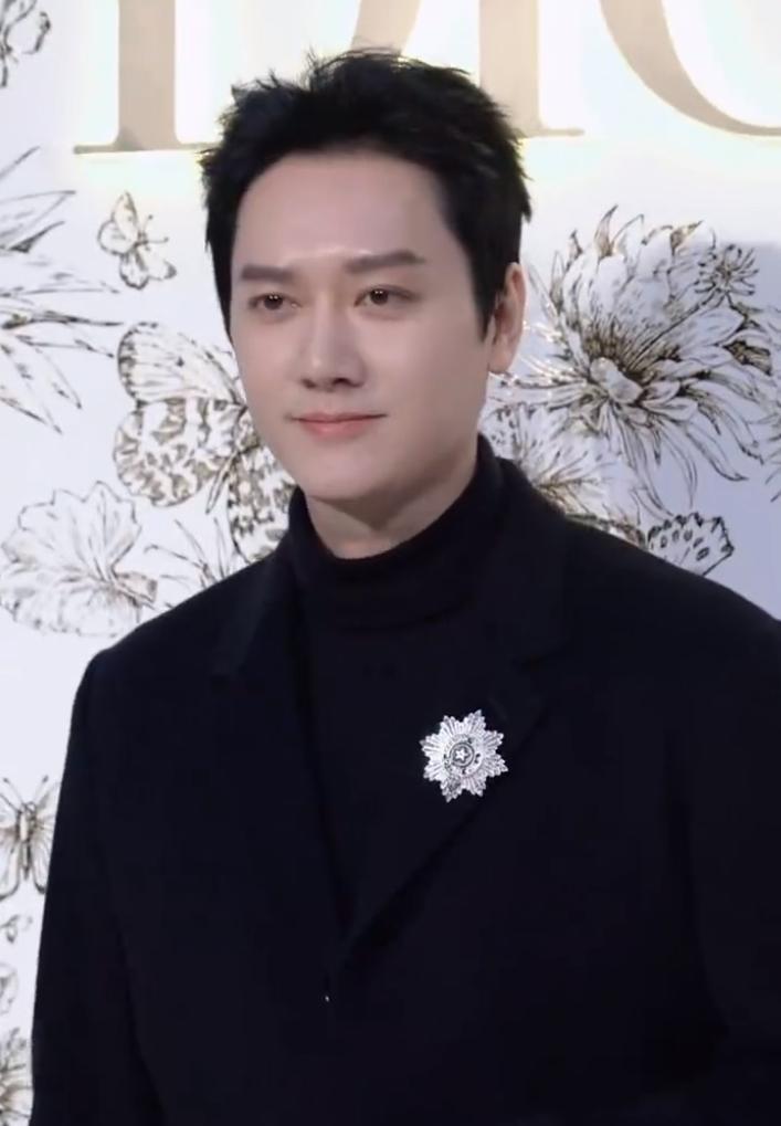 冯绍峰带女友与李治廷聚餐
冯绍峰被拍到的女友是97年女演员周麟嘉，章子怡入股的那