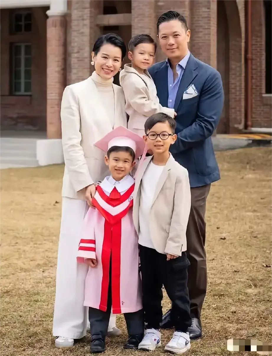 一家五口好幸福呀。男星英俊潇洒，演技精湛。女土天生丽质，温婉娴熟。儿女双全，活泼
