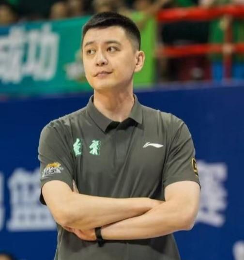 辽宁热身险胜北控，杨鸣坦言：“如今队里着实缺大个子！锋线偏矮，内线也不高……”