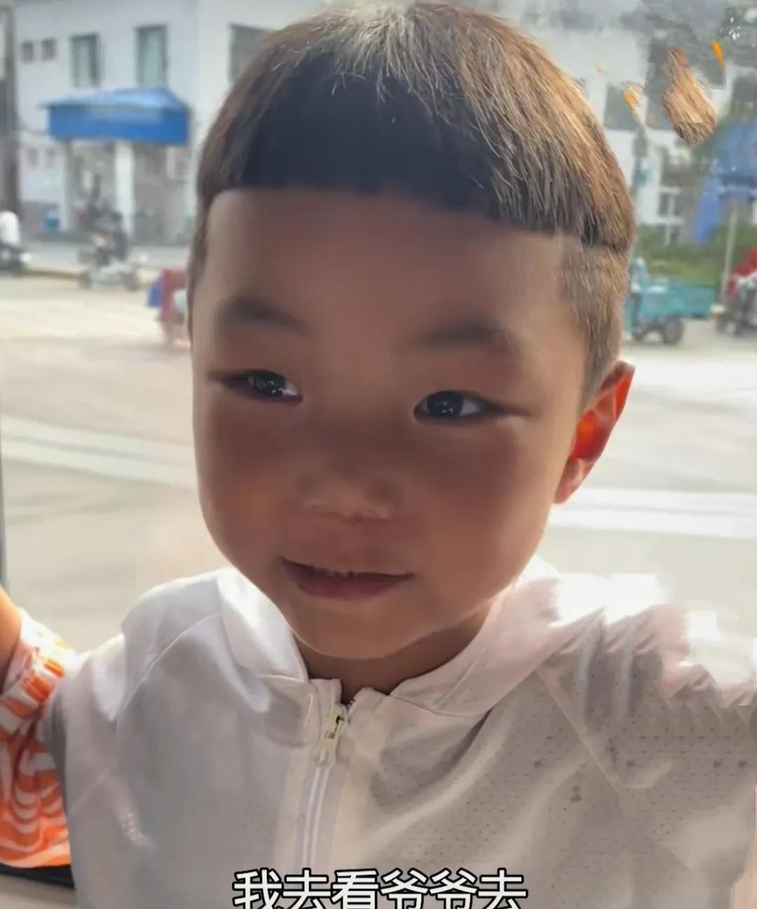 鹏鹏爸想念孙子了。
丹丹买了葡萄与蛋糕，
带着儿子去鹏妈工作的地方探望公爹。
爷